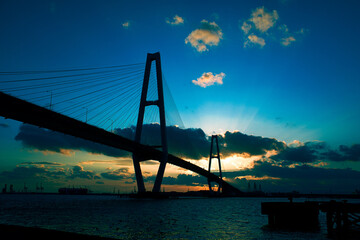 大きな橋と夕焼け