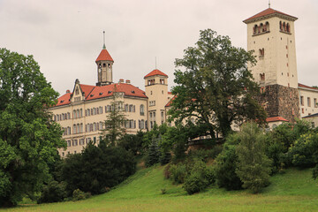 Fototapeta na wymiar Schloss Waldenburg in Sachsen (Parkseite mit Bergfried)
