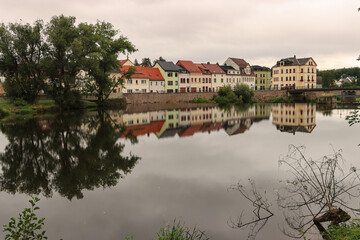 Fototapeta premium Kleinstadtidylle in Penig an der Zwickauer Mulde; Blick auf die Häuserzeile an der Thierbacher Straße 