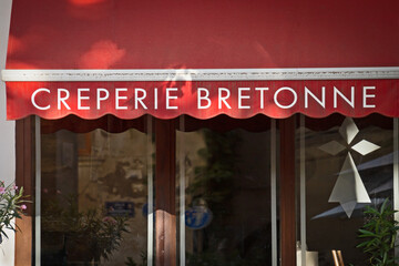 façade de restaurant avec écrit dessus en français "crêperie bretonne"