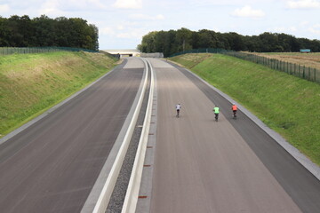 Fahrradfahrer auf der leeren Autobahn.