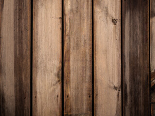 Des planches de bois en sapin douglas sur une terrasse extérieure mouillée