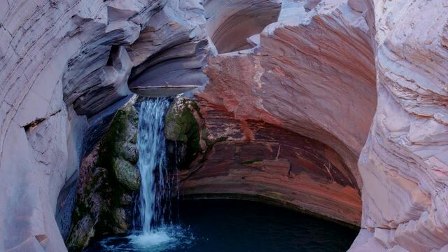 a close up tilt down shot of the spa pool at hamersley gorge of karijini national park in western australia