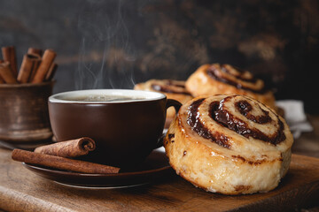 Cinnamon roll and hot coffee - 453094115