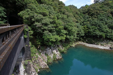 Fototapeta premium 堀ヶ生橋から奈半利川を眺める 夏 （高知県 北川村）