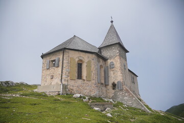 Fototapeta premium Dobratsch bei Villach: Hl. Maria am Stein