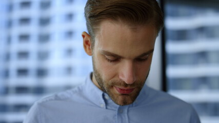 Naklejka premium Businessman answering phone call in office. Corporate employee talk smartphone