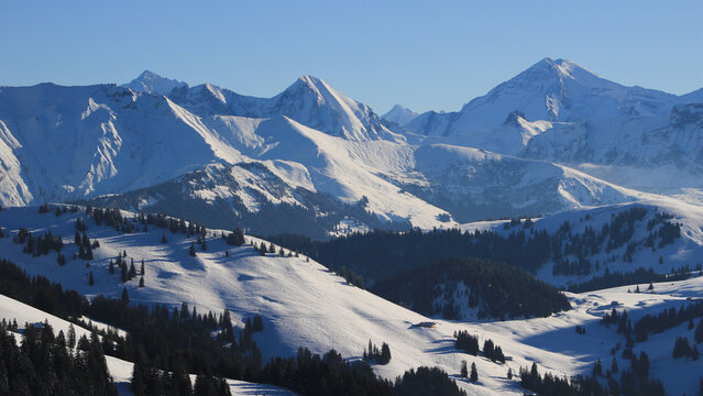 High mountains in the Bernese Oberland seen from Horeflue.