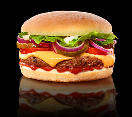 Cheeseburger auf schwarz als Freisteller mit Spiegelung