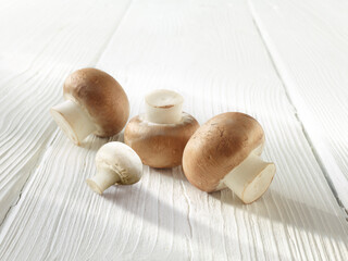 Champignons auf hellerm Holz dekoriert