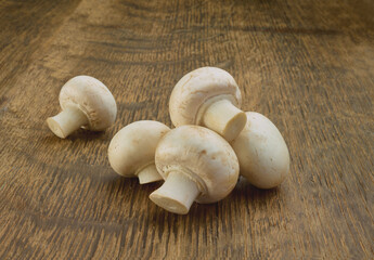 Champignons auf rustikalem Holzfond
