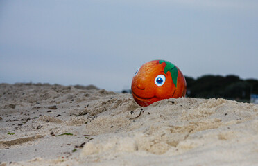 Naklejka premium Abandoned ball on the beach of the Baltic Sea 