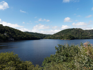 Fototapeta na wymiar Plan d'eau des Fades-Besserve vu depuis la RD 62 entre le pont barrage et le viaduc des Fades. Lac d'Auvergne - Nature et patrimoine des Combrailles