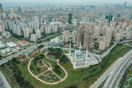 Turkey, Istanbul, Aerial view of Mimar Sinan Mosque and cityscape