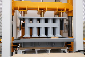 Minifactory for the production of paving slabs. Molding machine for the production of paving slabs.