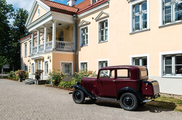 Fototapeta na wymiar Old Car in Front of a House