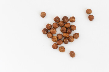 Bio Haselnüsse freigestellt zum essen.