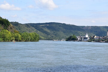 Fototapeta na wymiar breiter Rhein bei Boppard im Mittelrheintal 