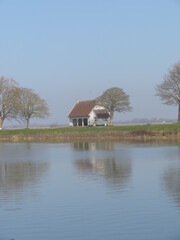 Petite maison au bord de l'eau