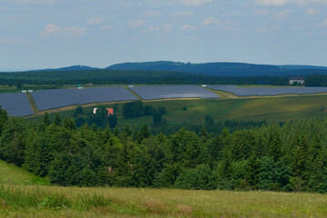 Große Solaranlage im Gebirge in Tschechien