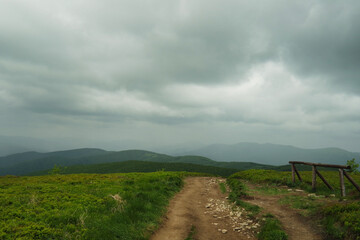 Krajobraz deszczowych Bieszczadów.