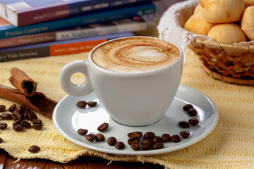 xícara de café expresso decorado com grãos de café no pires em fundo de mesa decorada.