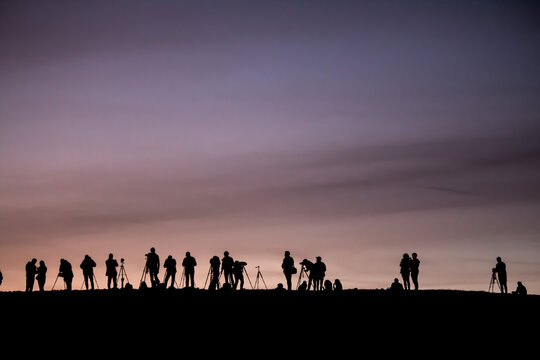 Siluetas  en el atardecer de artistas fot&oacute;grafos con sus c&aacute;maras y tripodes desde la monta&ntilde;a / Silhouettes in the sunset of photographic artists with their cameras and tripods from the mountain 