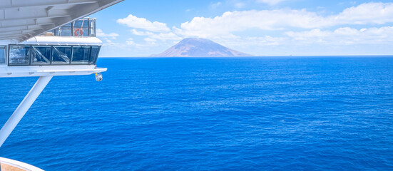 Fototapeta na wymiar Vue du volcan le Stromboli depuis un navire de croisière.