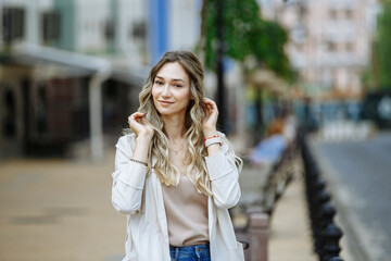 Obraz premium girl posing with a beautiful smile on the background of the city