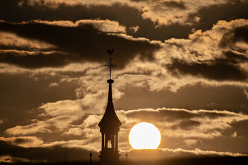 Sonnenuntergang hinter einer Kirchturmspitze 