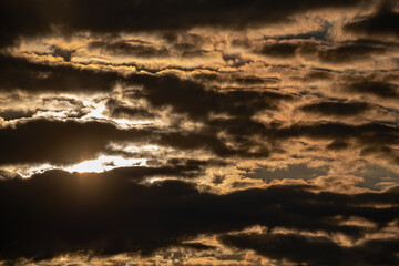 Im Abendrot beleuchtete Wolken