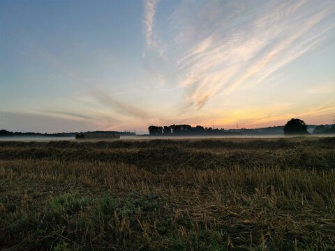 Sonnenaufgang, Nebel, in den fr&uuml;hen Morgenstunden, Strohballe