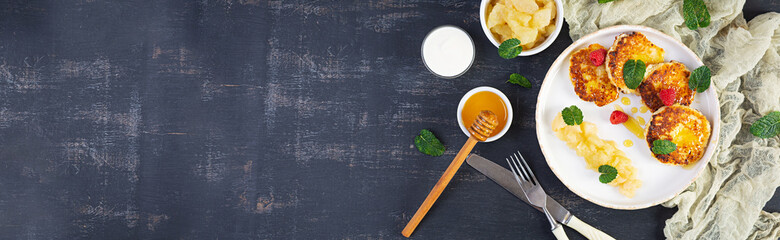 Curd cheese pancake with sour cream, honey and berries. Delicious syrniki with caramelized pears. Top view