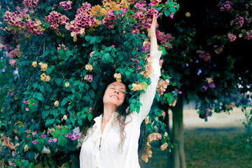 Mujer sonriendo en la naturaleza 