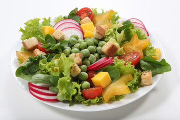 Salada completa com folhas verdes, rabanete, crutons, tomate cereja, queijo, manga, ervilhas, carambola em cumbuca no fundo branco para recorte.
