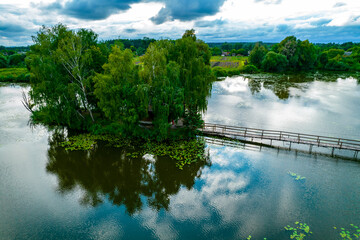 Obraz premium Aerial view of a fishing house on the lake