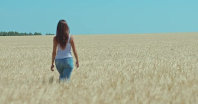 Девчонка гуляет в поле
