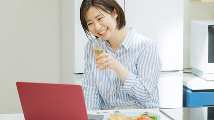 オンライン飲み会をする若い女性