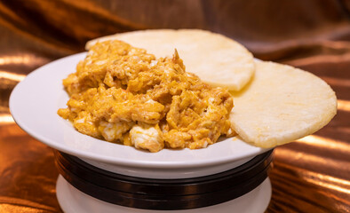 huevos pericos con arepa