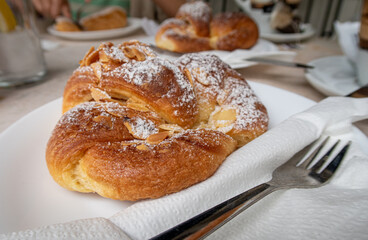 croissant con almendras