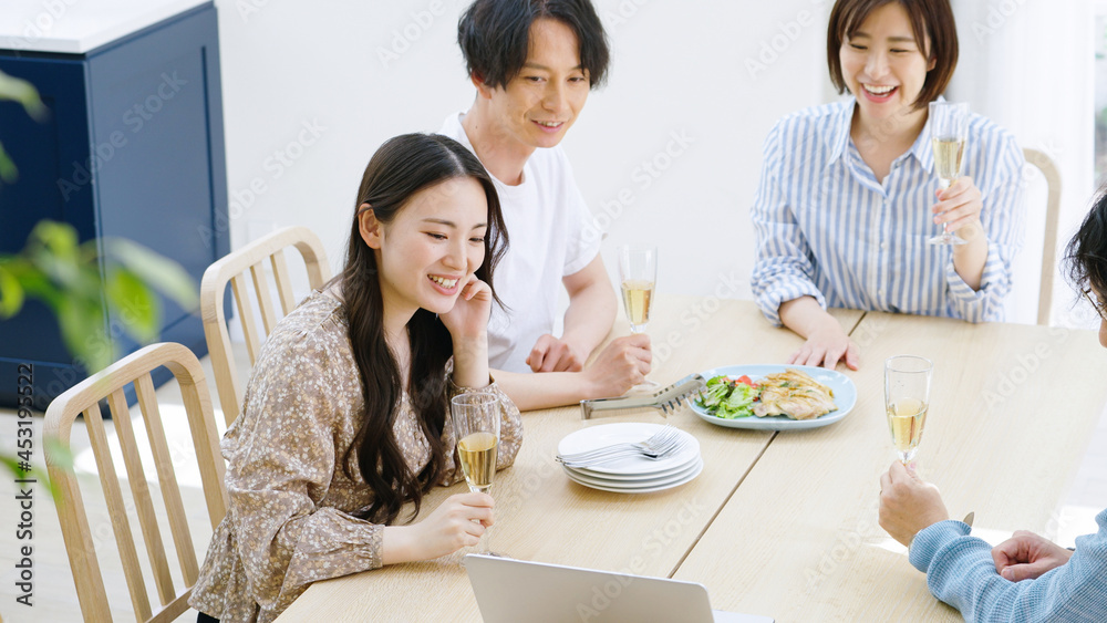 Poster オンライン飲み会をする若い男女