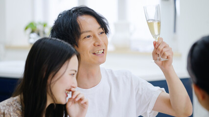 ホームパーティーをする若い男女