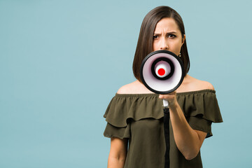 Fototapeta premium Hispanic woman with a strong message