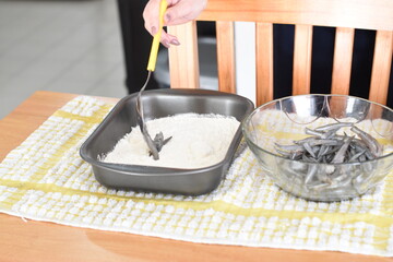cooking some sardines flouring process
