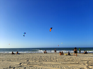 Obraz premium People practicing kitesurfing on Cumbuco beach, in the state of Ceara