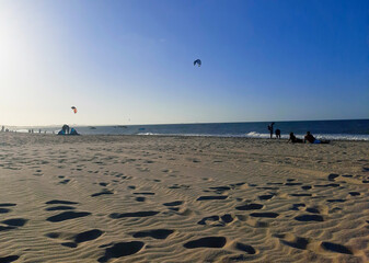 Obraz premium Cumbuco Beach in the state of Ceara with some people kitesurfing at sea