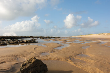 Vista das ondas do mar colidindo com pedras no litoral