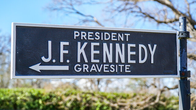 Direction sign J F Kennedy Gravesite - WASHINGTON / DISTRICT OF COLUMBIA - APRIL 8, 2017