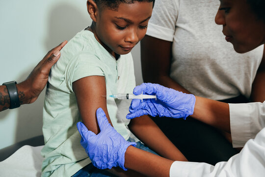 Pediatrician&nbsp;vaccinating her patient, African American