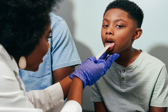 Black Pediatrician&nbsp;examining patient